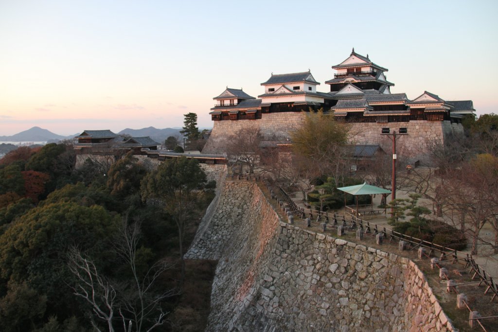道後溫泉石手寺與松山城照片
